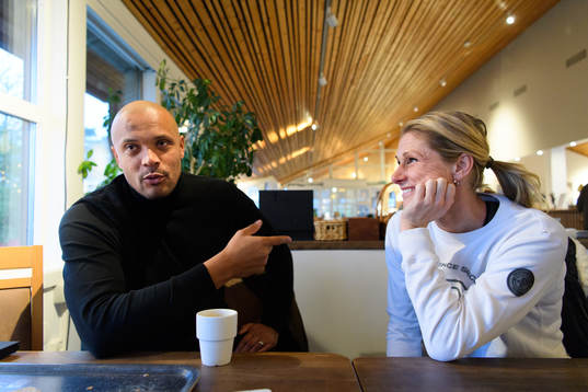 Matias Ghansah och Erica Johansson blir intervjuade