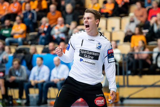 Kristianstads målvakt Leo Larsson jublar