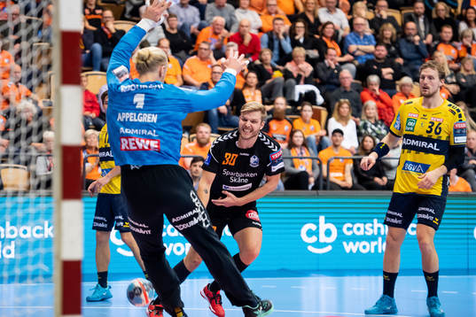 Kristianstads Anton Halen och Rhein-Neckar Löwens målvakt