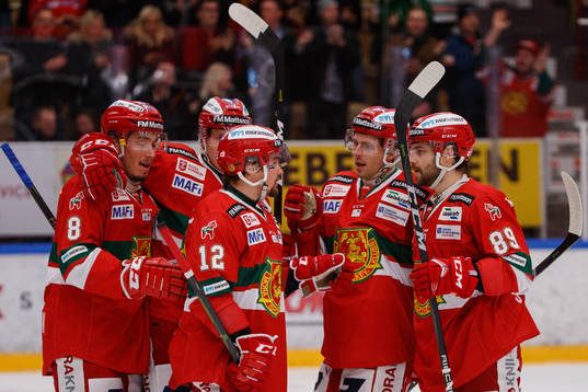 Moras spelare jublar med Kevin Gagné