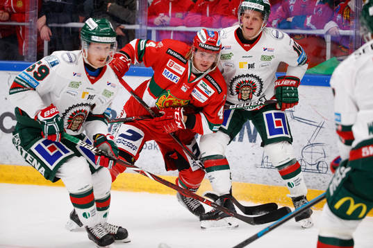 Frölundas Simon Hjalmarsson och Max Friberg i en kamp mot