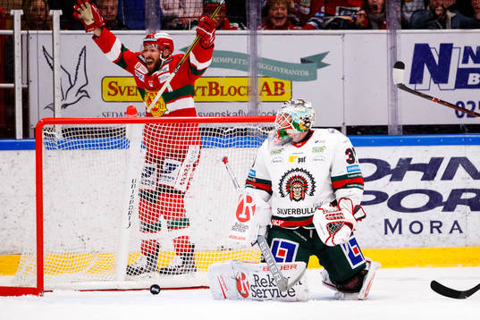 Moras Andrew Rowe jublar bakom Frölundas målvakt Johan