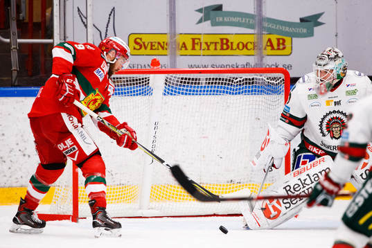 Moras Andrew Rowe oroar framför Frölundas målvakt Johan
