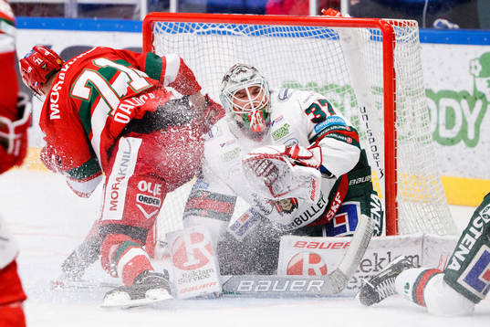 Moras Marek Daloga och Frölundas målvakt Johan Gustafsson