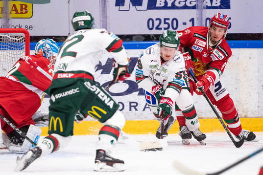 Frölundas Simon Hjalmarsson och Moras Robin Johansson och