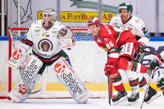 Moras Mathias Bromé och Frölundas Joel Lundqvist framför