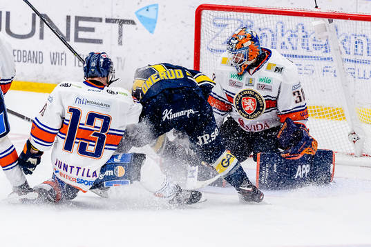 s Simon Önerud oroar framför Växjös målvakt Viktor