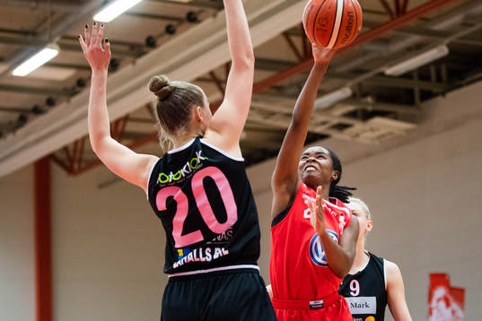 Marks Anna Ekerstedt försvar mot Högsbos Tiasha Gray