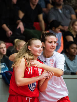 Högsbos Elin Fredrikson jublar med Elin Ljungberg