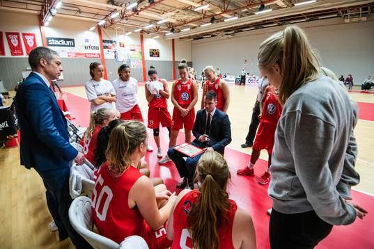 Högsbos tränare Robin Sandberg instruerar spelare vid en
