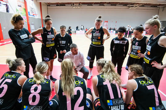 Marks tränare Joey Cafferkey instruerar spelare vid en