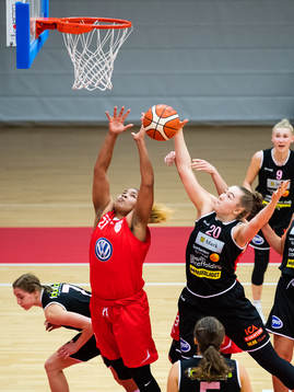 Högsbos Alexis Hyder och Marks Anna Ekerstedt i kamp om