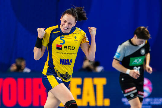 Melinda Geiger of Romania celebrates