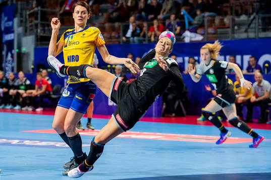 Gabriela Perianu of Romania and Julia Behnke of Germany