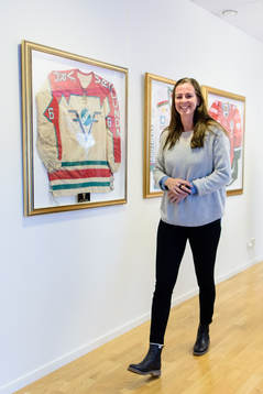Lotta Schelin innan en presskonferens med Frölunda