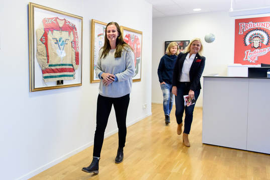 Lotta Schelin innan en presskonferens med Frölunda