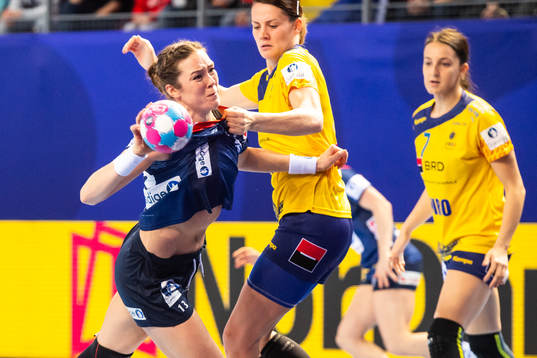 Kari Brattset of Norway and Gabriela Perianu of Romania