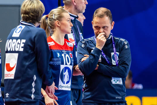 Thorir Hergeirsson, head coach, and Stine Bredal Oftedal of