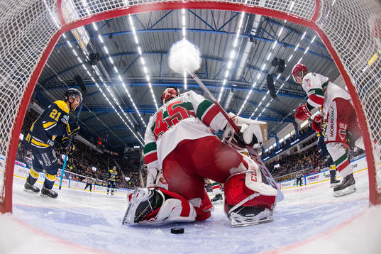 s Mattias Tedenby jublar medan Moras målvakt Isak Wallin