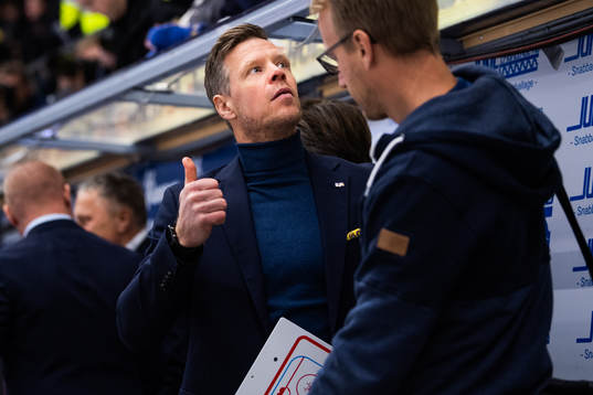 s assisterande tränare Nicklas Rahm jublar och gör tummen