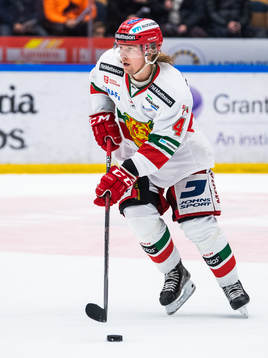 Moras Viktor Amnér driver pucken