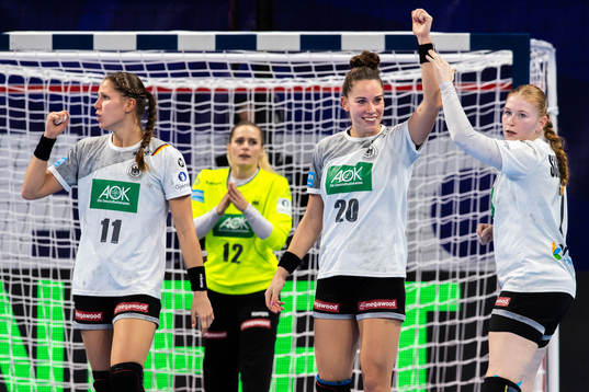 Xenia Smits, Goalkeeper Dinah Eckerle, Emily Bölk and