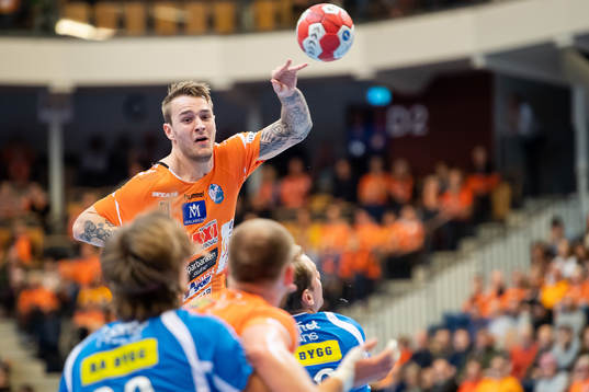 Kristianstads Tore Stig Moen Nilsen passning till Arnar