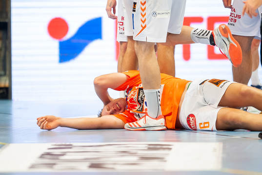Kristianstads Philip Henningsson ligger på golvet