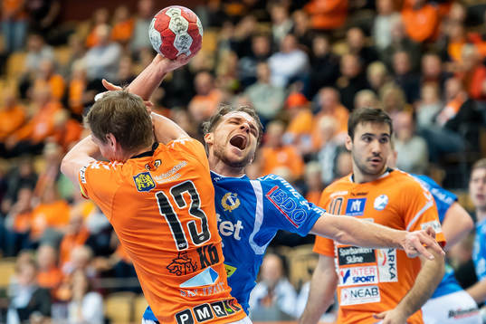 Redbergslids Daniel Wester stoppas av Kristianstads Olafur