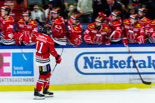 Örebros Aaron Palushaj jublar med lagkamrater
