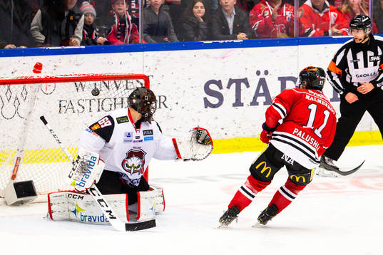 Örebros Aaron Palushaj gör 2-1 bakom Malmö Redhawks