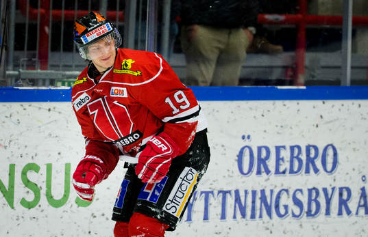 Örebros Patrik Virta får en smäll och åker av isen