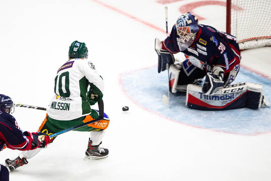 Färjestads Marcus Nilsson gör 0-1 bakom Linköpings