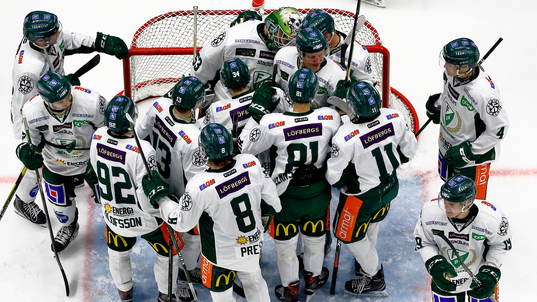 Färjestads spelare jublar och tackar målvakt Markus