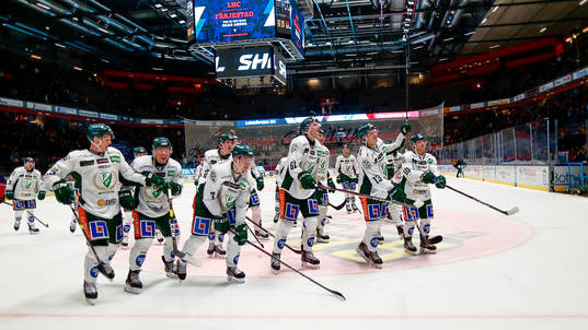 Färjestads spelare jublar och tackar publiken