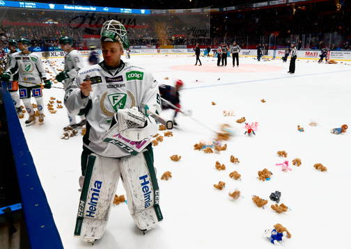 Färjestads målvakt Markus Svensson  med kramdjur - nallar