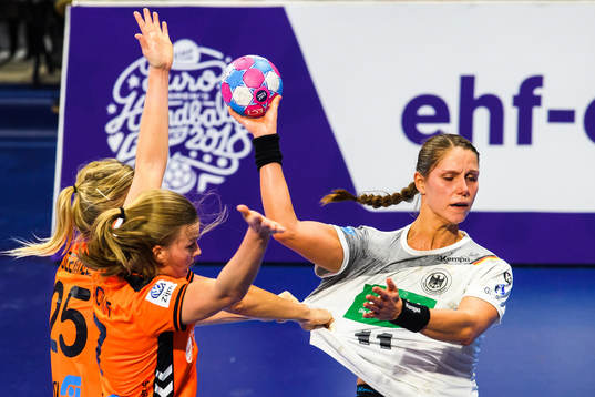 Charris Rozemalen and Debbie Bont of Netherlands in a duel
