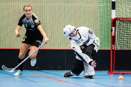Karlstads målvakt Jessica Rolf kastar ut bollen