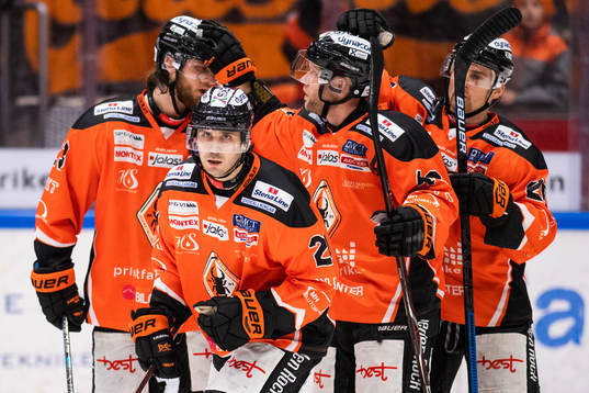 Karlskronas Nick Pageau (mitten) jublar med lagkamrater