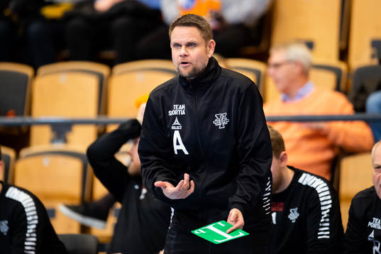 IFK Ystads tränare Kenneth Andersson agerar