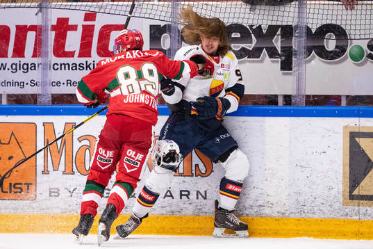 Moras Ryan Johnston och Djurgårdens Axel Jonsson Fjällby