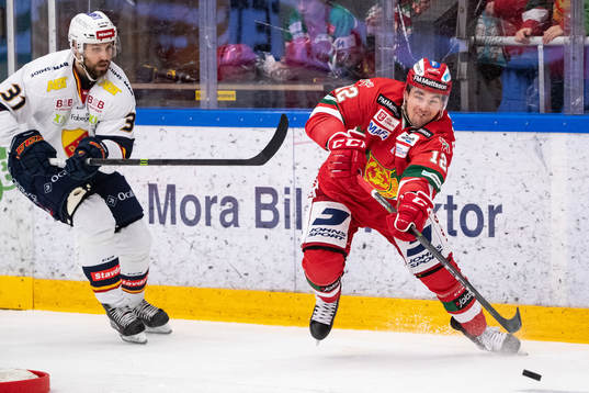 Djurgårdens Dick Axelsson  och Moras Kevin Gagné