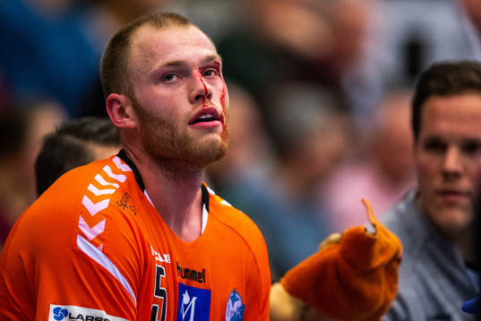 Kristianstads Arnar Freyr Arnarsson blöder från