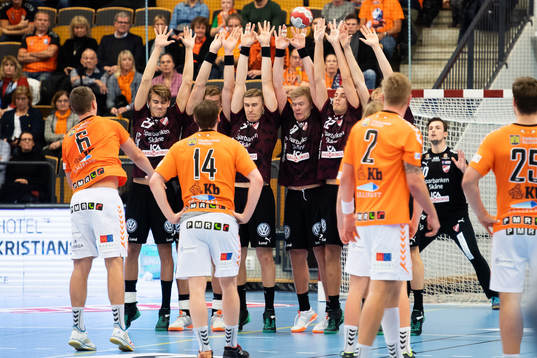 Kristianstads Philip Henningsson skjuter frispark