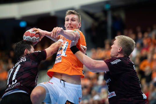 Kristianstads Olafur Gudmundsson mot Lugis Markus Sjöbrink