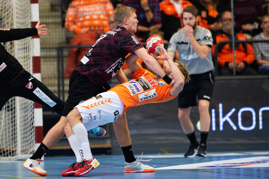 Lugis Markus Sjöbrink tar ner Kristianstads Anton Halen