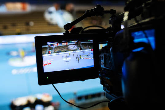 Sävehofs spelare syns genom displayen på en tv-kamera
