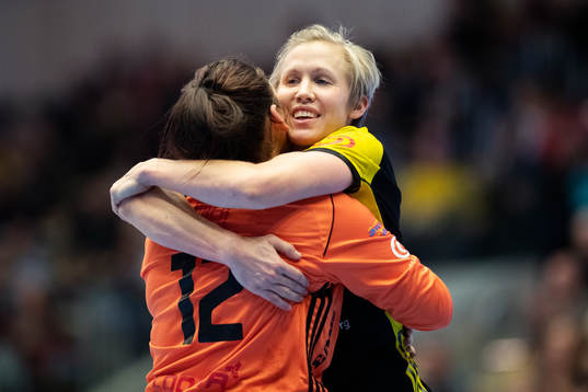 Sävehofs målvakt Isabella Mouratidou och Elin Hallagård