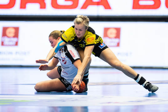 Lugis Kajsa Dahlberg och Sävehofs Elin Hallagård i kamp