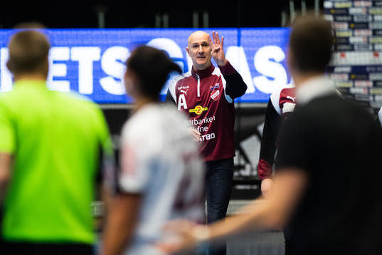 Lugis tränare Dragan Brljevic signalerar för att klockan